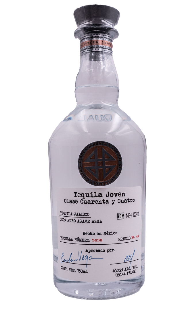 Tequila Joven Clase Cuarenta y Cuatro 750 ml